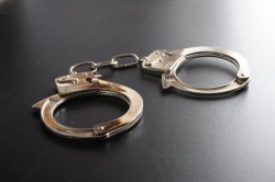 Χειροπέδες σε δύο άνδρες για σεξουαλική κακοποίηση ανηλίκων
