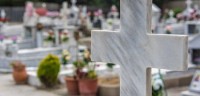 Τρόμος σε Κοιμητήριο - Όχημα έπεσε πάνω σε μνήματα!