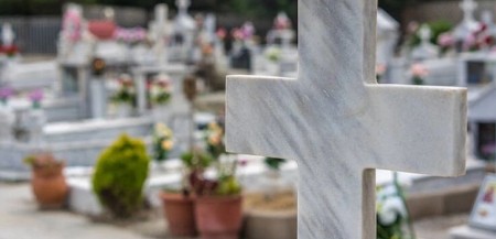 Τρόμος σε Κοιμητήριο - Όχημα έπεσε πάνω σε μνήματα!