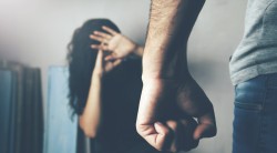 Χτύπησε το κεφάλι της συζύγου του στη ντουλάπα και την κλώτσησε στο λαιμό