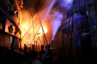 Πυρκαγιά σε πολυκατοικίες στο Μπαγκλαντές - Ξεπερνούν τους 70 οι νεκροί