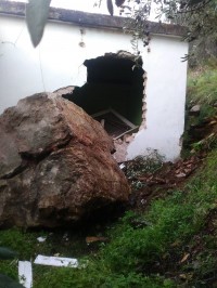 Tεράστιος βράχος κατέληξε μέσα σε σπίτι στην Άρτα [ΦΩΤΟ]