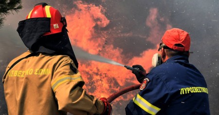 Υπό μερικό έλεγχο η πυρκαγιά στο Φίλυρο Θεσσαλονίκης