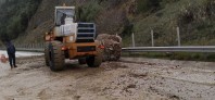 Τεράστιος βράχος κατέληξε στην Εγνατία οδό στο ρεύμα προς Ηγουμενίτσα