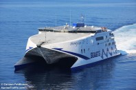 Μηχανική βλάβη πλοίου στο λιμάνι της Θήρας με 732 επιβάτες