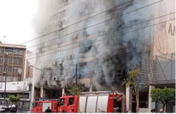 Υπό έλεγχο η μεγάλη φωτιά σε κτήριο στο Κέντρο του Πειραιά