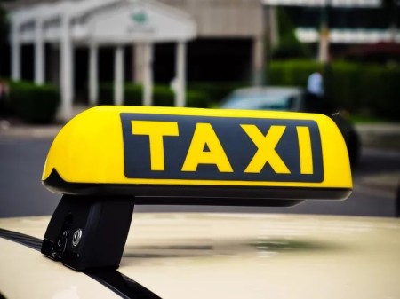 Αίγιο: Τρελή πορεία TAXI χωρίς χειρόφρενο - Τραυματίστηκε ο οδηγός