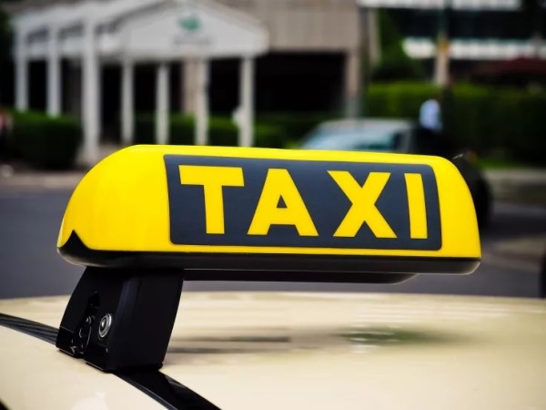Αίγιο: Τρελή πορεία TAXI χωρίς χειρόφρενο - Τραυματίστηκε ο οδηγός