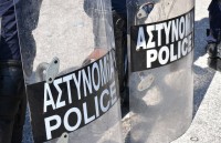 Κουκουλοφόροι επιτέθηκαν σε αστυνομικούς στην ΑΣΟΕΕ